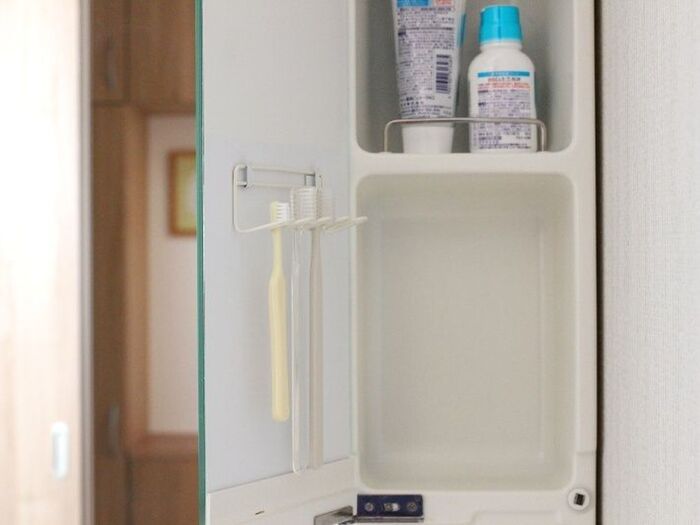セリアで完成!歯ブラシの「浮かせる収納」で洗面台の掃除がラクに♪