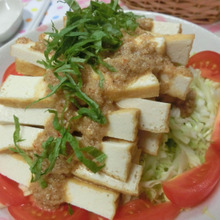 ウマウマだれはすりごまと混ぜるだけ♪ 厚揚げで棒棒鶏