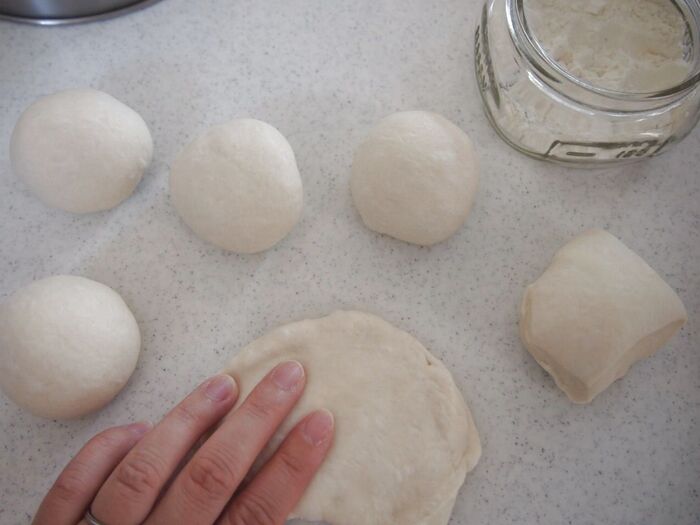 ⑤ガス抜きをして生地を丸めます