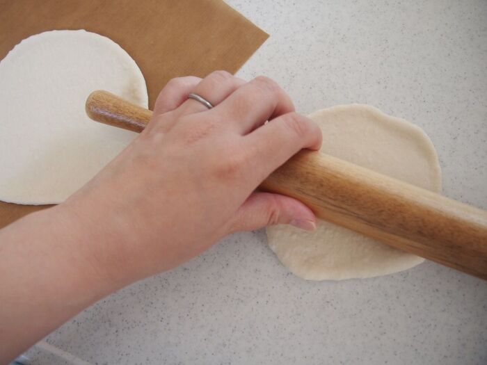 ⑥【成形】丸く伸ばします