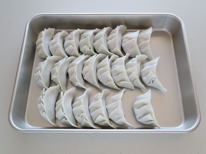 餃子の皮にたねを包む。