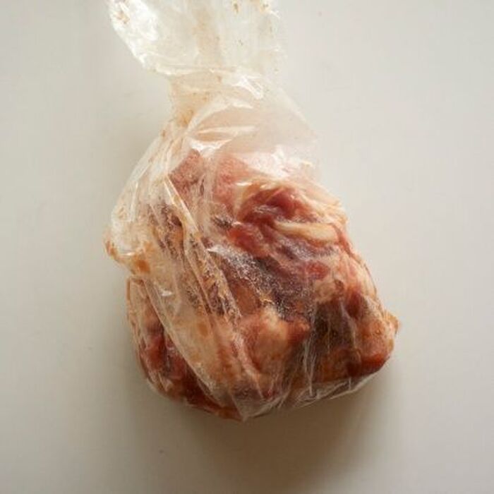 1 豚肉に下味をつけます