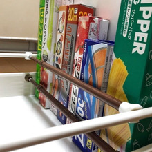 突っ張り棒で簡単!!! ラップ・アルミホイル・ジップロックは立てる収納で使いやすく