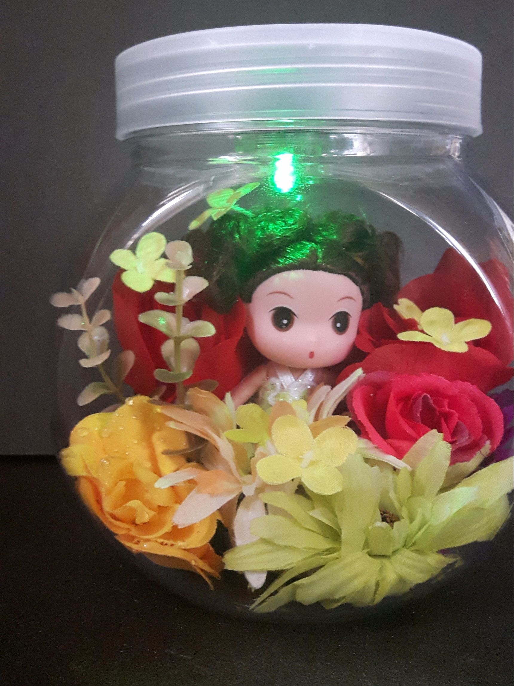 100均のキャンディーポットを使ってお花の中のおやゆび姫を作りました。