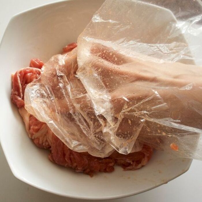 2 耐熱皿に1を入れて広げます。