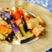 野菜と厚揚げでメイン料理”茄子と厚揚げの玉ねぎソース炒め”