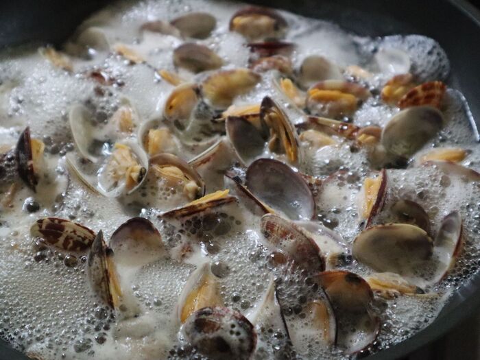 あさりの殻が開いたら昆布水をいれる。