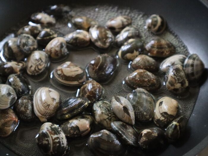 あさりと白ワインで煮る。