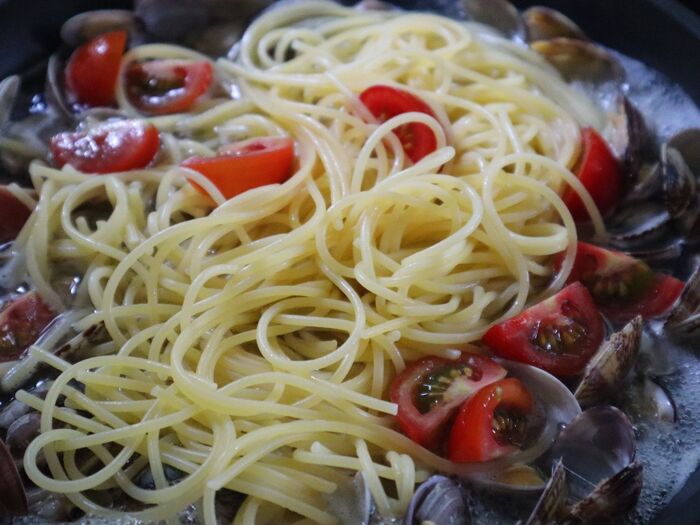 パスタとミニトマトをいれる。