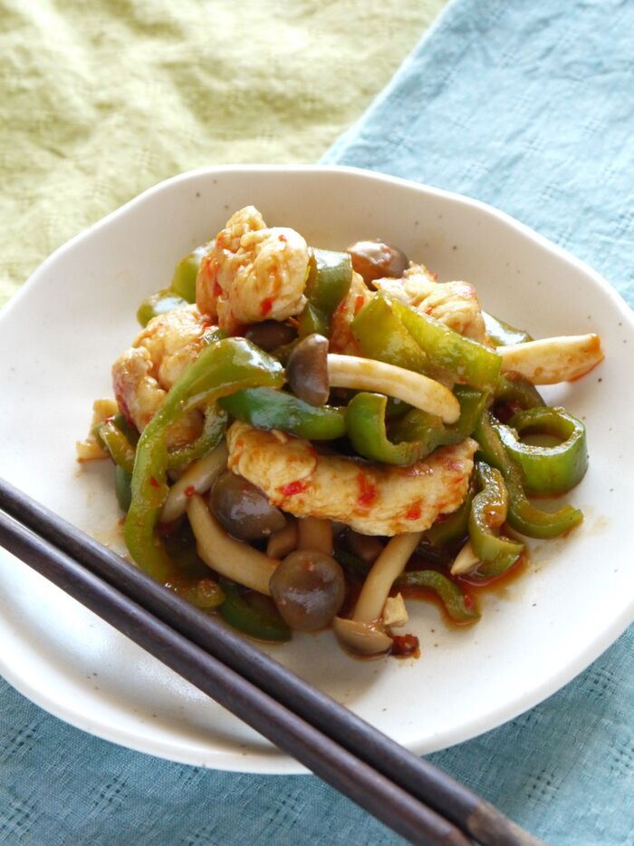 鶏むね肉がし~っとり♡ごはんにぴったりな鶏肉とピーマン甘辛炒め