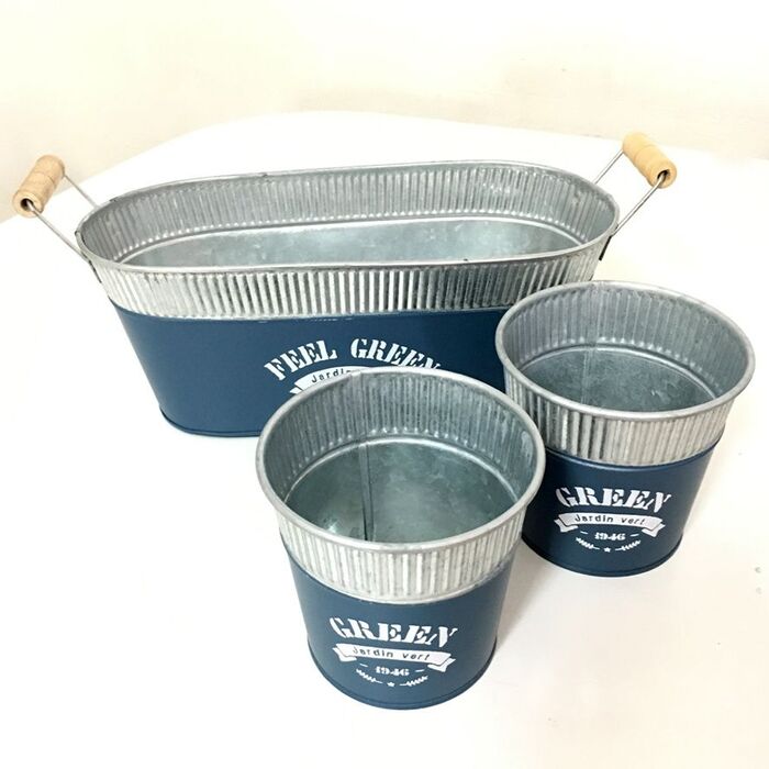 ブリキ製のポットです