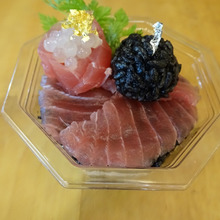 黒薔薇カルローズと赤薔薇まぐろ、グレープフルーツのいくら添え