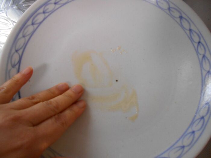 Step3 お皿にごま油をぬって餡を広げる。