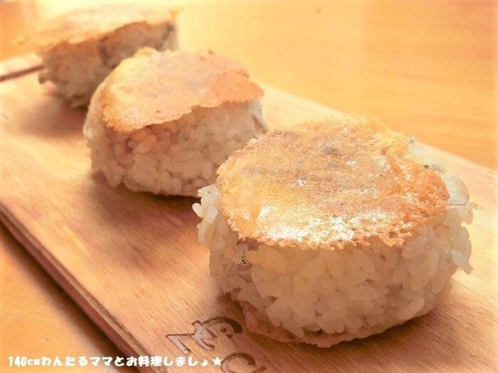 しらす焼きおにぎりのパリパリチーズサンド