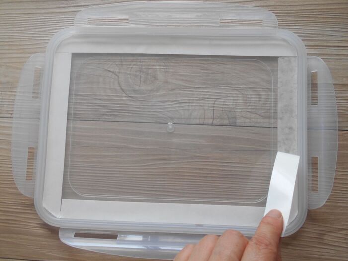 蓋に両面テープを付ける