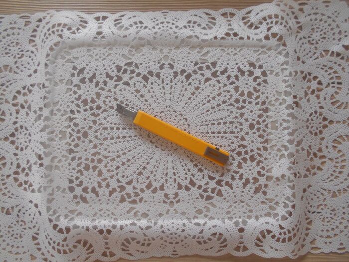 カッターで余分なレースをカット。