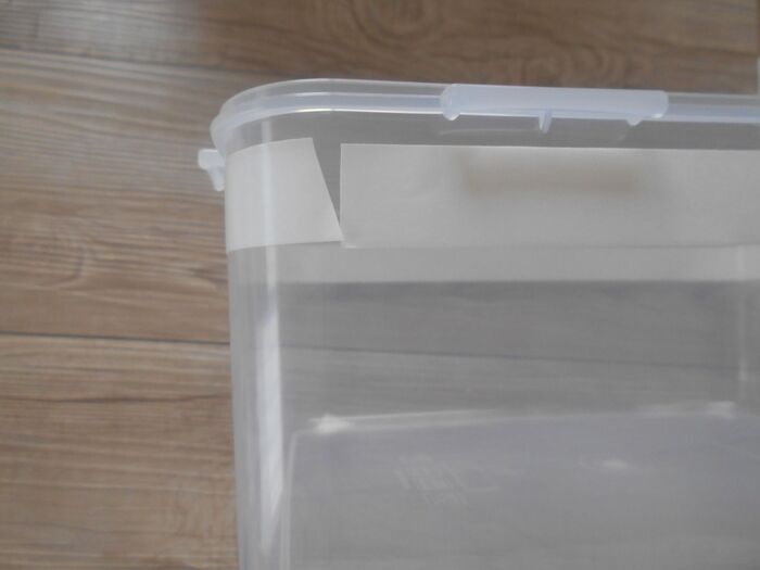 容器に両面テープを付ける。