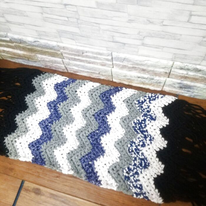 しみつきのTシャツヤーンのバッグ2こを、シェブロン柄のマットにリメイク