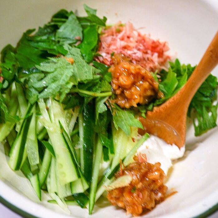 ボールに材料を入れて混ぜる