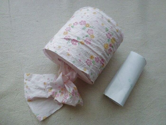 トイレットペーパーをセットします