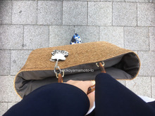 まるで箱のようなカゴバッグ。紙袋の2個使いで中を仕切って使いやすく。