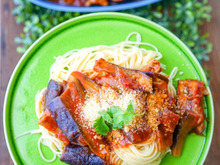 火を使わず時短で煮込み料理!「豚ばら肉と茄子のトマト煮込み」麺にもご飯にも◎