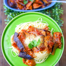 火を使わず時短で煮込み料理!「豚ばら肉と茄子のトマト煮込み」麺にもご飯にも◎