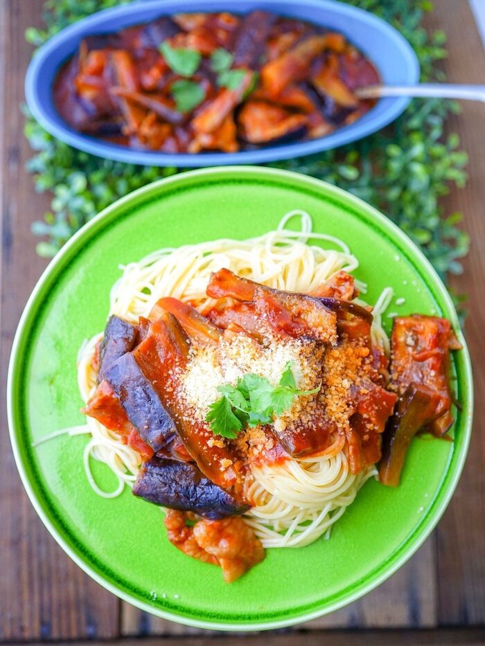 火を使わず時短で煮込み料理！「豚ばら肉と茄子のトマト煮込み」麺にもご飯にも◎