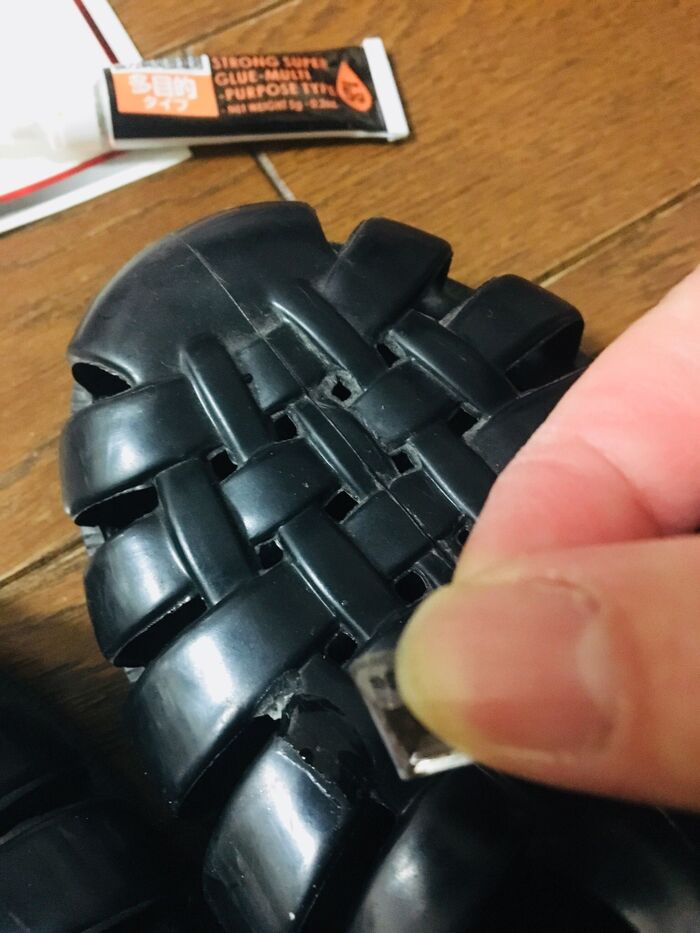 強力接着剤で切れ目を接着、少し乾いてから、その上にさらにたっぷり接着剤を付けてラインストーンを接着