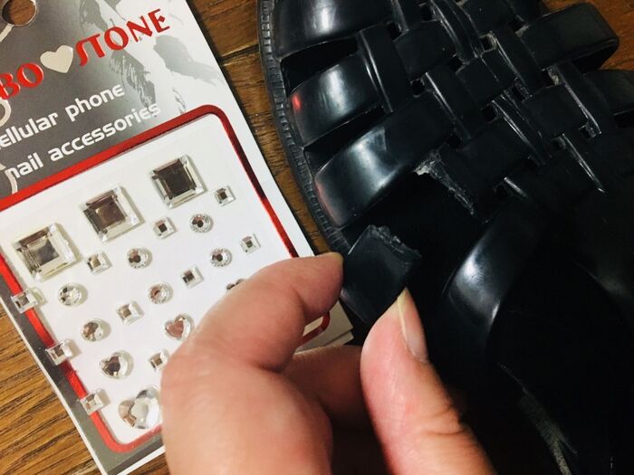 サンダルの雰囲気に合ってサイズも合うラインストーンを用意