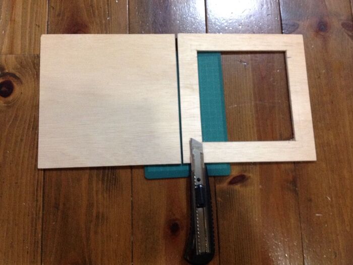 カッターでカットします