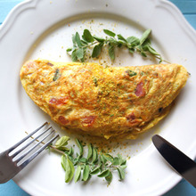 朝から脳も元気★国民食カレー味の野菜とハムのメキシカンオムレツ