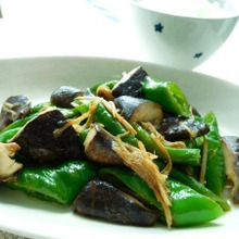 味付けは醤油ドレッシングで!万願寺唐辛子と干しシイタケの炒め物