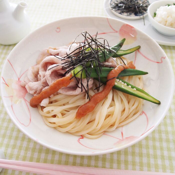 梅雨を乗り切る!さっぱりうどんレシピ「豚しゃぶとオクラのポン酢うどん」