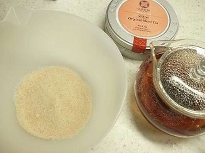 ボウルに砂糖と紅茶を入れる