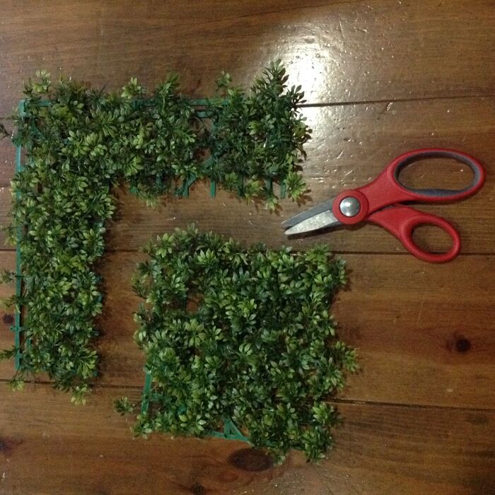 フェイクグリーンマットをハサミでカットします