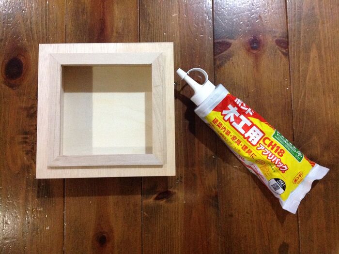 土台にボンドで固定します