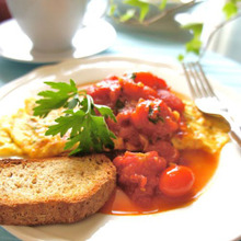 見た目も可愛い♡ビタミンたっぷり♡10分で作る♪プチトマトソースとオムレツ