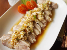 火を使わず簡単!香味野菜が食欲をそそるレンジ蒸し鶏