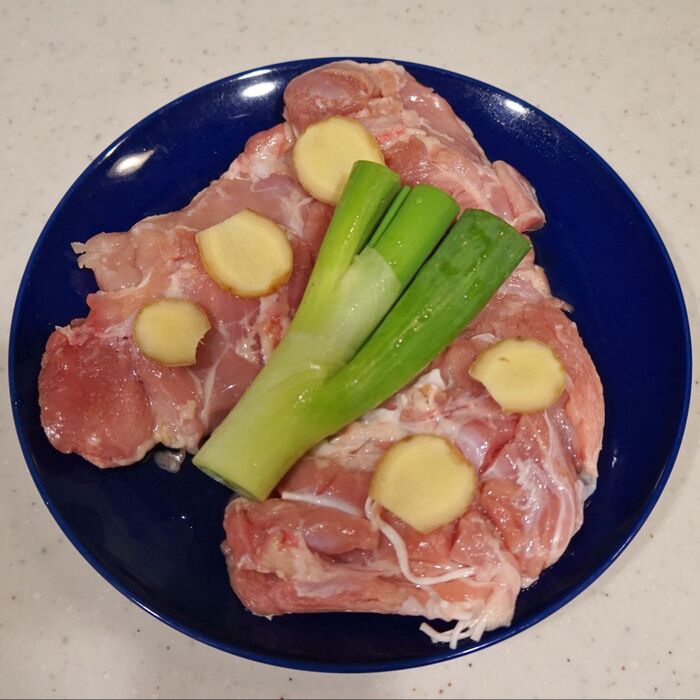 鶏もも肉の下処理をします。