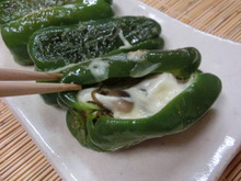 和風小籠包!?  うま味がジュワッとあふれるよ♪ 丸ごとピーマンのチーズ詰め焼き