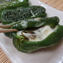 和風小籠包!? うま味がジュワッとあふれるよ♪ 丸ごとピーマンのチーズ詰め焼き