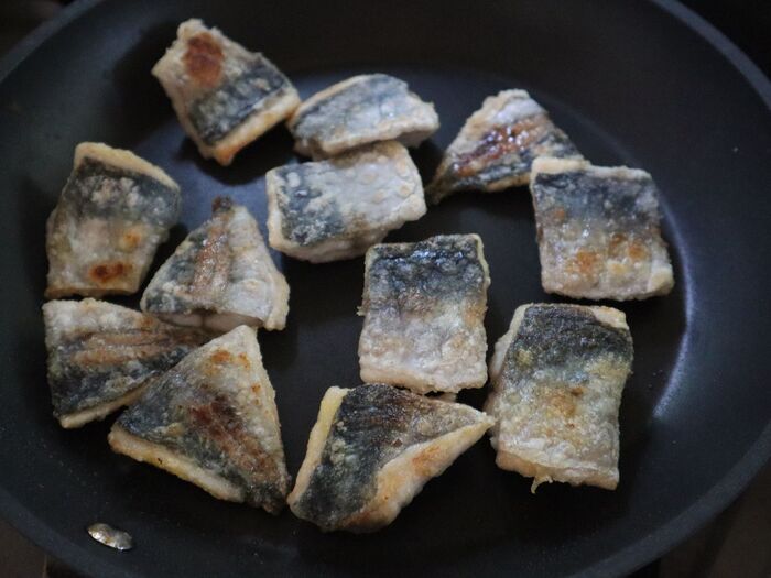 フライパンであじを焼く。