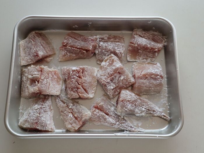あじを切り、片栗粉をつける。