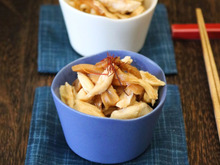 蒸し鶏とメンマのピリ辛和え。