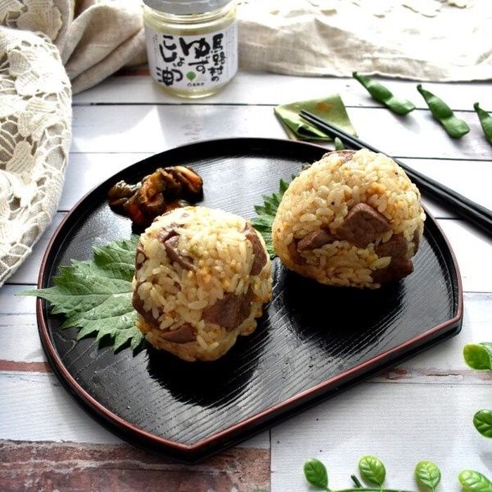 ピリッとさわやかな辛さがたまらない!ゆずこしょう油と焼き肉のオイルおにぎり