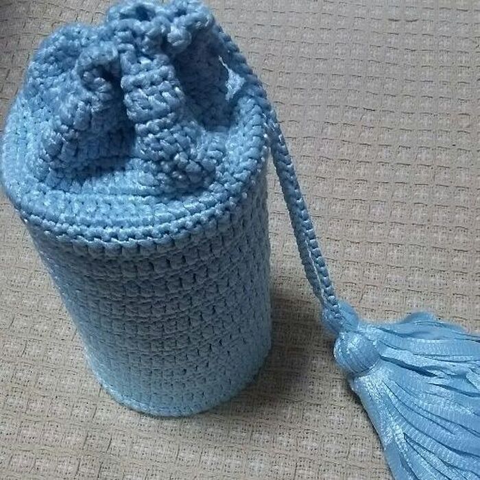 缶に編み物のカバーをつけてかわいく