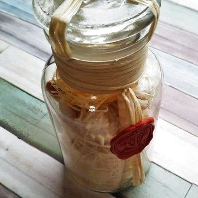 ラフィアタイプヤーンの上にワックス風シールを貼ります。