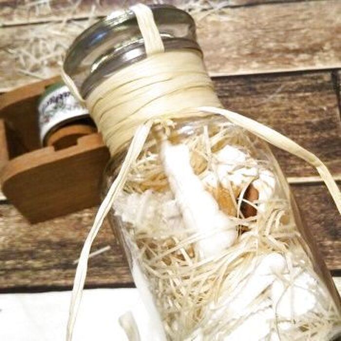 ボトルネックにラフィアタイプヤーンを巻きます。