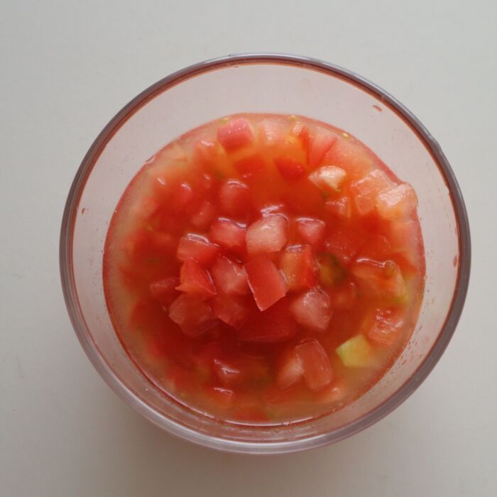 トマトソースを作る。